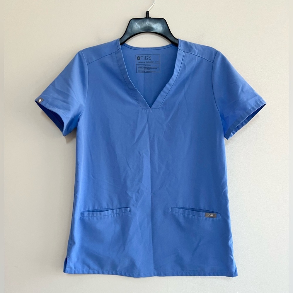 FIGS Women's Casma Three-Pocket Scrub Top in Ceil Blue, XS
